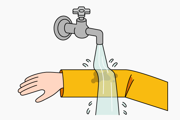 無理に脱がずに上から大量の水をかける