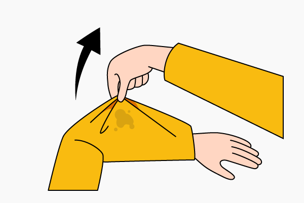 付着した場所が皮膚につかないよう、つまんで持ち上げる